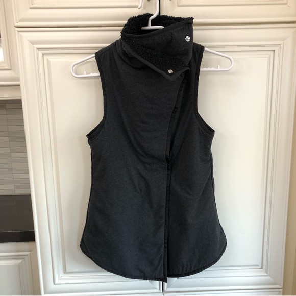Ivivva by Lululemon girl’s reversible fuzzy vest - Picture 8 of 15